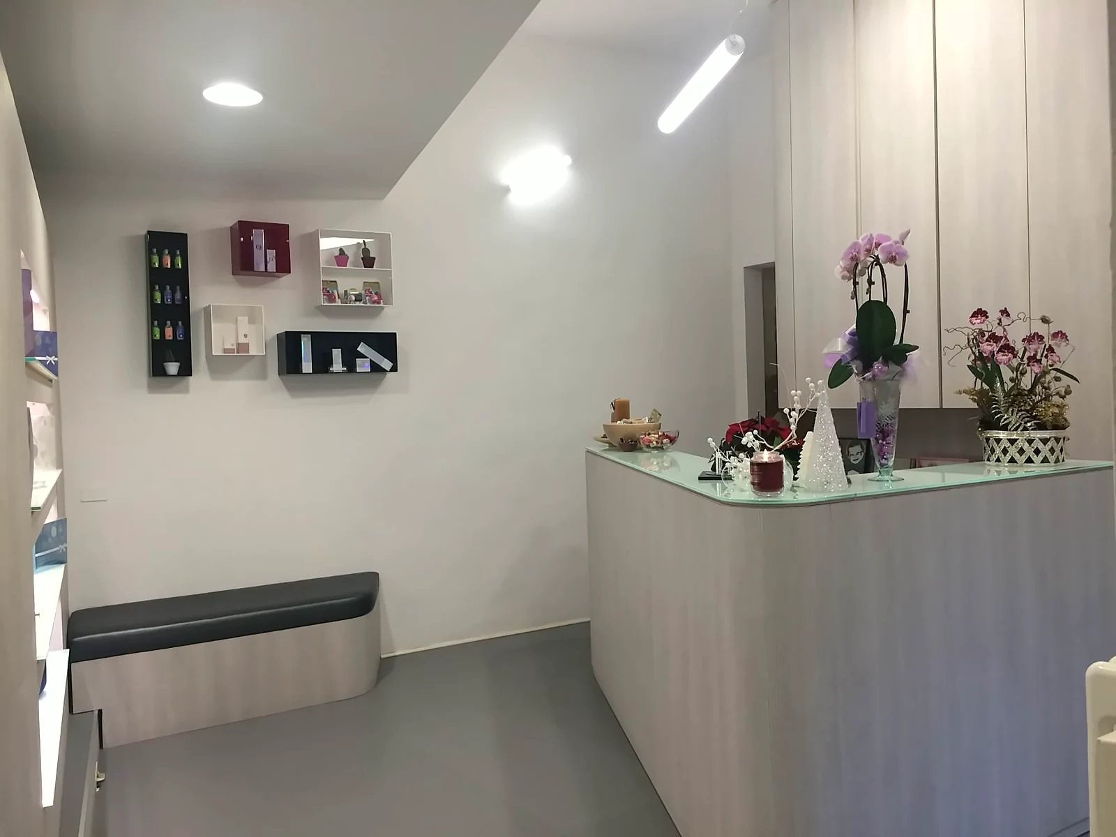 L'accoglienza di BeautyCase: il bancone chiaro con le orchidee