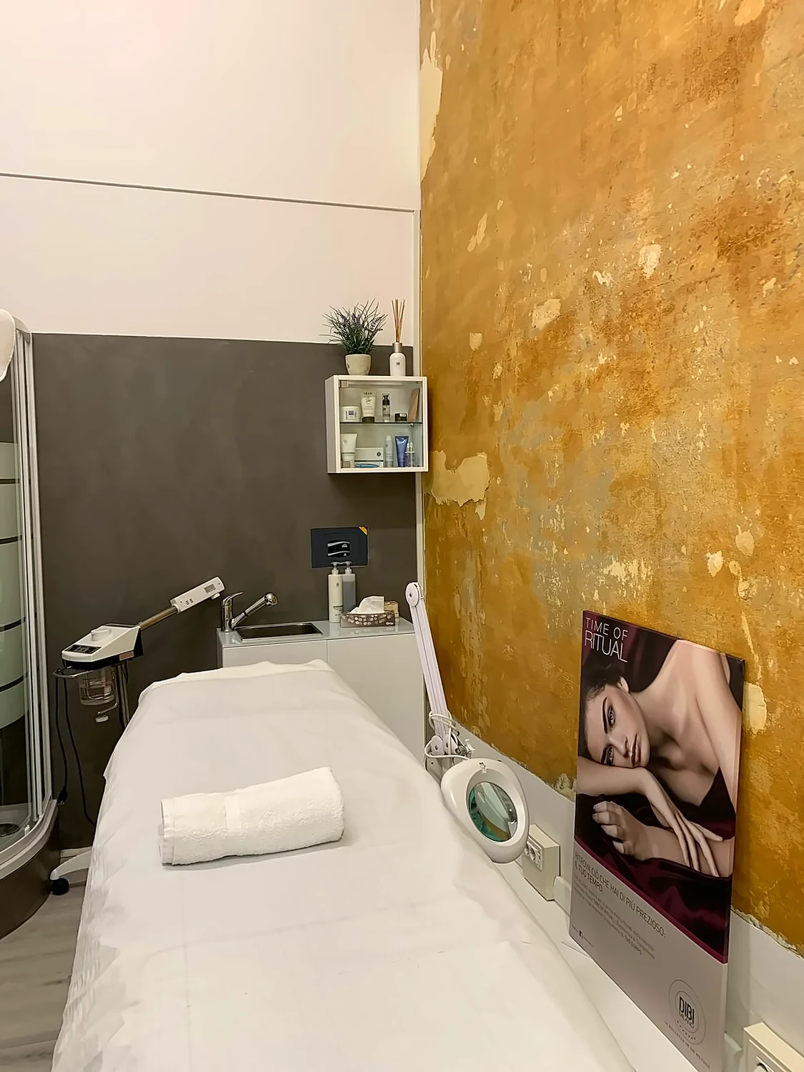 La cabina per i trattamenti, con il lettino e la parete dorata