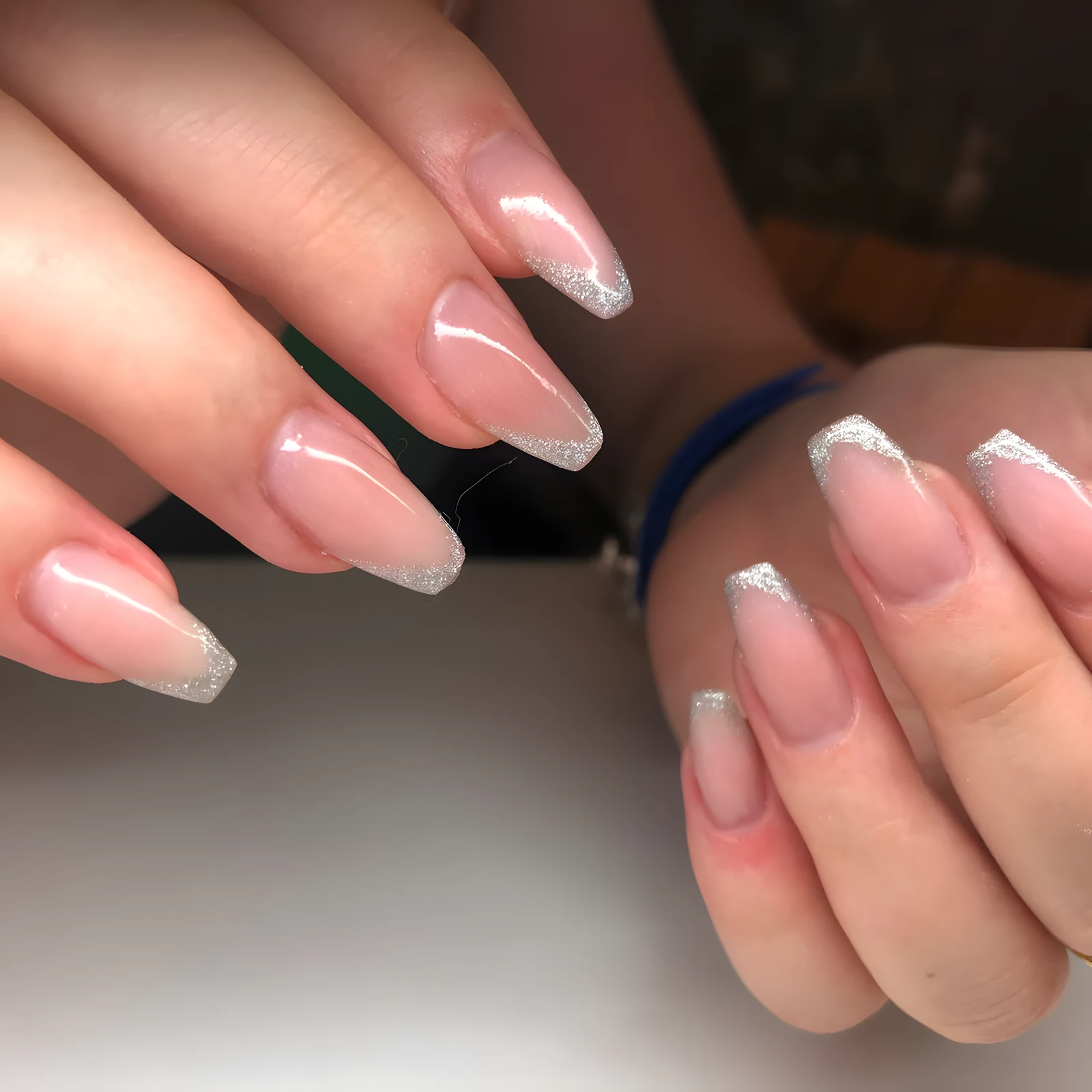 Unghie nude con punta glitter argento