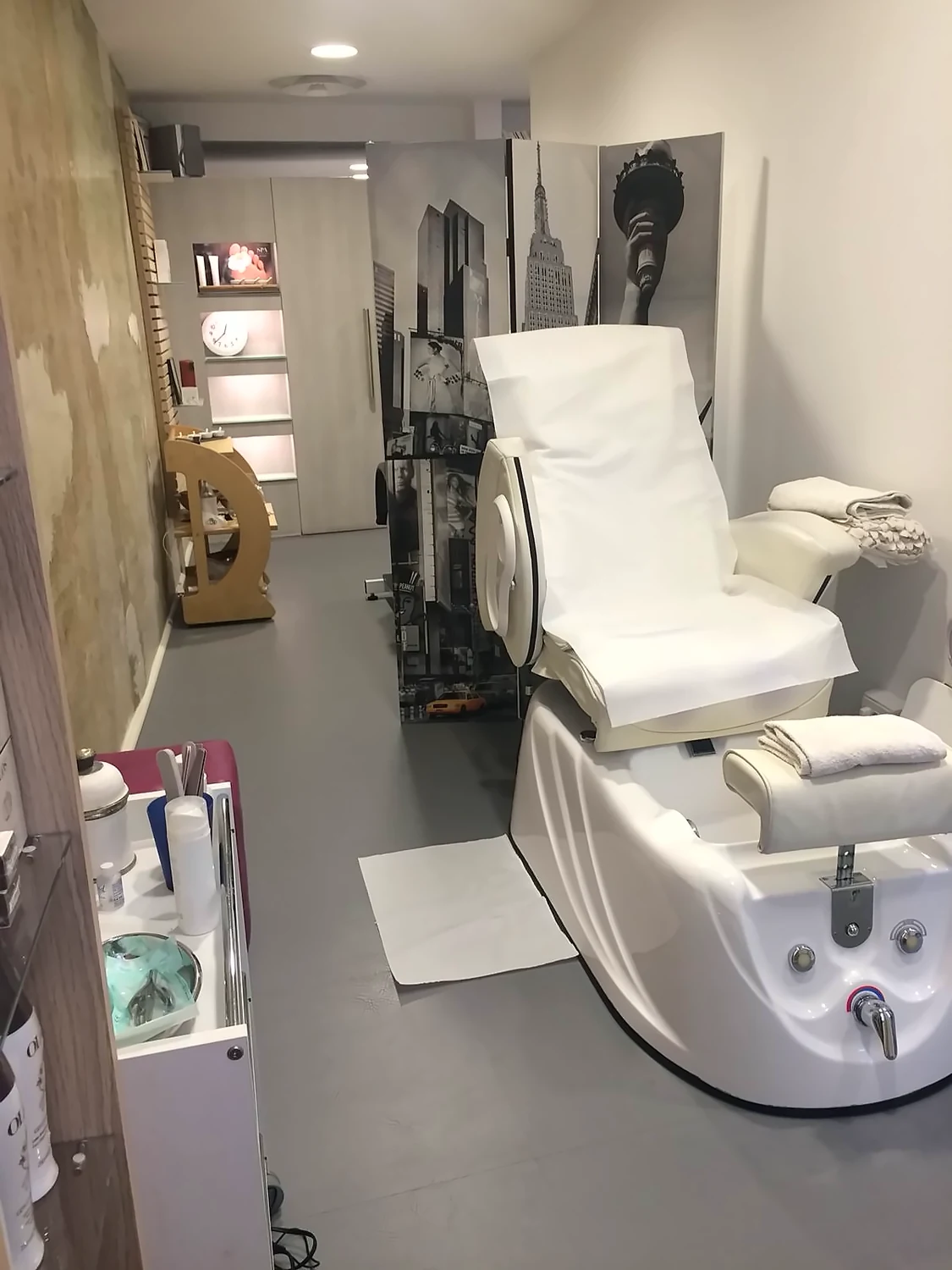 La poltrona della pedicure SPA con la vasca